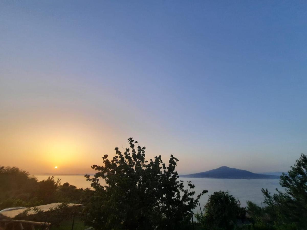 הוילה ויקו אקוונסה La Badia Montechiaro - Breathtaking View Of Sorrento Coast מראה חיצוני תמונה
